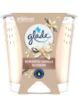 Glade Romantic Vanilla Blossom s vanilkovou vůní vonná svíčka ve skle, doba hoření až 30 hodin 112 g