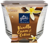 Glade Maxi Vanilla Cream Cookies vonná svíčka ve skle, doba hoření až 50 hodin 204 g