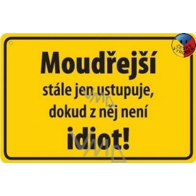 Nekupto Humorná cedulka Moudřejší stále jen ustupuje 15x10 cm 1 kus