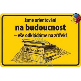 Nekupto Humorná cedulka Jsme orientováni na budoucnost 15x10 cm 1 kus