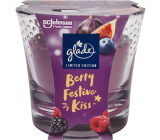 Glade Berry Festive Kiss vonná svíčka ve skle, doba hoření až 30 hodin 112 g